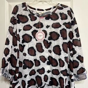 Leopard lovers, this is your top! Cute, oversized top!